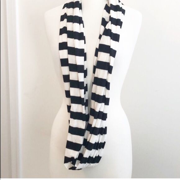 LOT OF 2 SCARVES - Picture 1 of 2